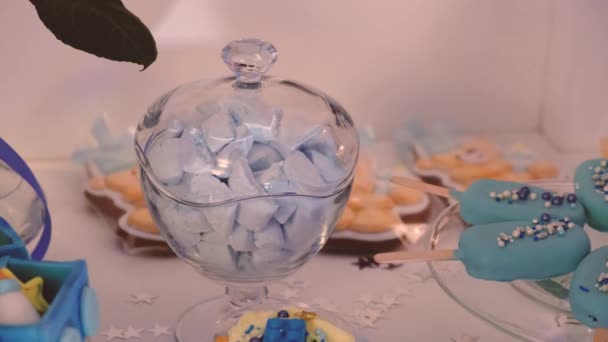 Mužská Ruka Otevřela Průhlednou Skleněnou Vázu Modrými Sladkými Marshmallows Slavnostní — Stock video