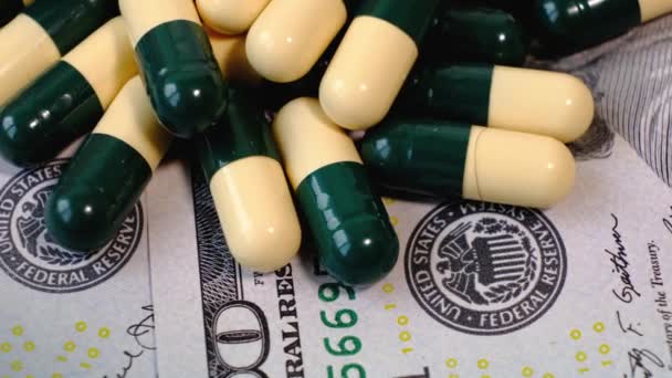 Billets Dollars Américains Nombreuses Pilules Médicales Capsules Jaunes Vertes Sur — Video