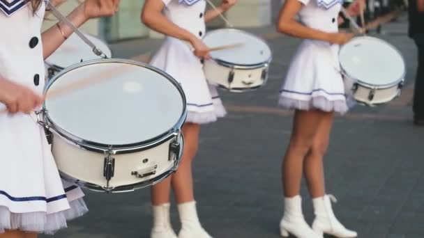 Νεαρές Γυναίκες Λευκά Θαλάσσια Κοντά Φορέματα Παίζουν Ντραμς Μια Παρέλαση — Αρχείο Βίντεο