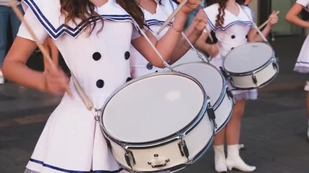 Jonge Vrouwen Witte Marine Korte Jurken Drummen Een Parade Zomerdag — Stockvideo
