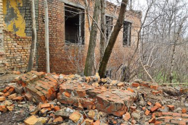 Terk edilmiş, yıkılmış eski bir tuğla ev..
