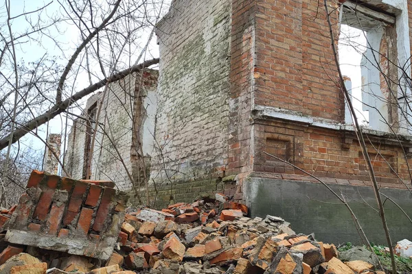 Abandonné Vieille Maison Brique Détruite Dans Une Ville — Photo