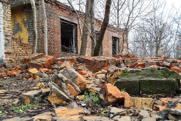 Opuszczony Zniszczony Stary Dom Murowany Mieście — Zdjęcie stockowe
