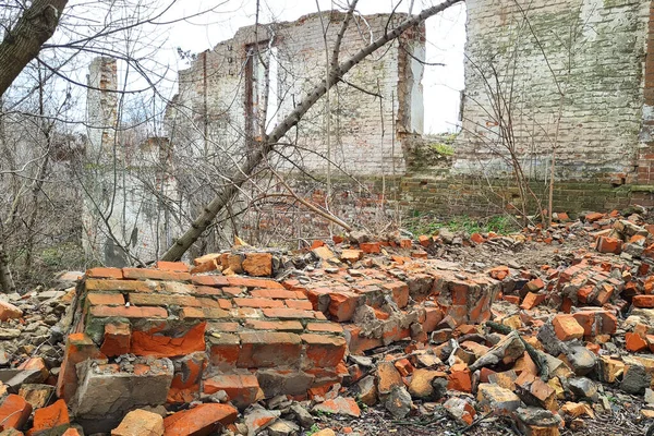 Abbandonato Distrutto Vecchia Casa Mattoni Una Campagna — Foto Stock