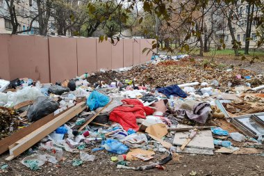 Atık, çöp, çöp apartmanın yakınındaki yerleşim bölgesinde yerde yatıyordu. Çevre kirliliğinin ekolojik sorunu. KRYVYI RIH, UKRAINE - Kasım 2020