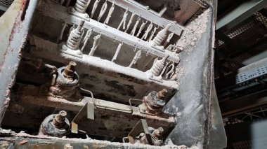 Mineral gübre üretimi için açık tarama makinesinin iç yapısı, endüstriyel bir fabrikada sülfat.