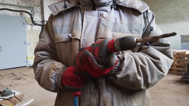 Hombre Cerrajero Viejo Uniforme Sucio Guantes Protección Que Trabajan Con — Vídeo de stock