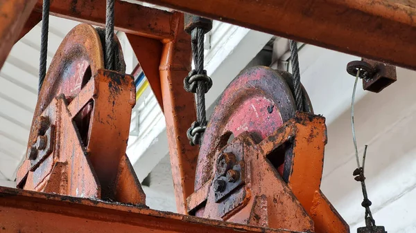 Endüstriyel Fabrikadaki Kova Yakalama Mekanizmasının Ayrıntıları Çelik Tel Tekerlekler Yakın Stok Resim