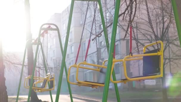 Puste Huśtawki Dla Dzieci Placu Zabaw Dzielnicy Mieszkalnej Mieście Słoneczny — Wideo stockowe