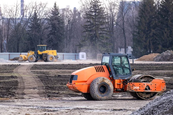 公路滚轮工程对新公路的建设具有重要意义 重型机械建设道路 — 图库照片