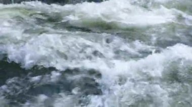 Güçlü şelalede dağ nehri akışı, video arka plan. Hızlı su akıntısı. Yakın çekim..