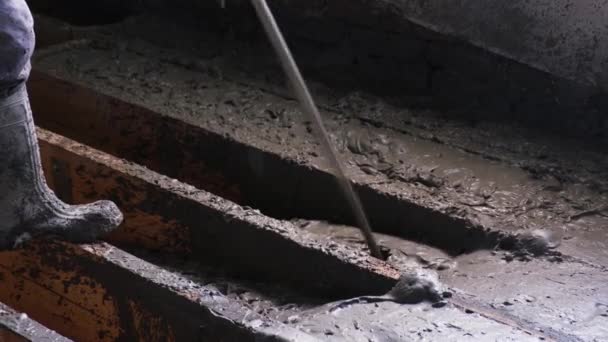 Sıvı Monolitik Betonu Dolduran Insan Işçisi Binanın Isınması Sağlam Yalıtımı — Stok video