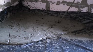Sıvı monolitik betonla doldurulmuş. Evin ısıtılması ve izolasyonu için..