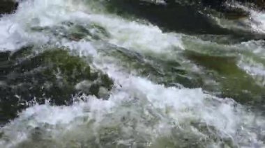 Güçlü şelalede dağ nehri akışı, video arka plan. Hızlı su akıntısı. Yakın çekim..