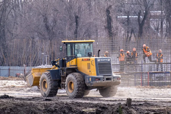 Escavadeira Muitas Pessoas Trabalham Construção Novo Edifício Máquinas Industriais Pesadas — Fotografia de Stock