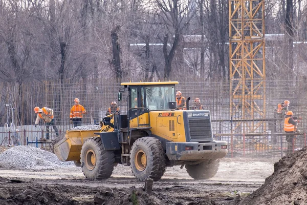 Escavadeira Muitas Pessoas Trabalham Construção Novo Edifício Máquinas Industriais Pesadas — Fotografia de Stock