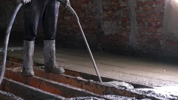 Lavoratore Versando Calcestruzzo Schiuma Monolitico Liquido Cassaforma Legno Piano Riscaldamento — Video Stock