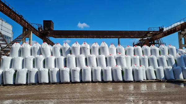 Muitos Grandes Sacos Brancos Com Fertilizantes Químicos Armazém Livre Pilha — Fotografia de Stock