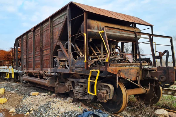在阳光明媚的日子里 废弃了旧的生锈的货运工业用大篷车 在工厂的铁路上留下了残渣 没有人 — 图库照片