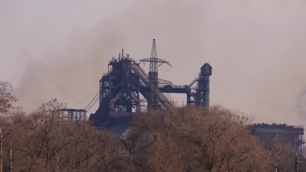 Oude vuile hoogoven in rook op metallurgische installatie. — Stockvideo