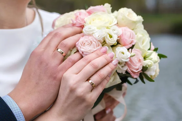 Gelin Damat Bir Buket Gülü Bir Arada Tutuyorlar Alyanslar Parmağında — Stok fotoğraf