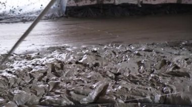 Sıvı monolitik köpük beton seviyesini termal ısınma ve bina yalıtımı için döküp hizalamak.