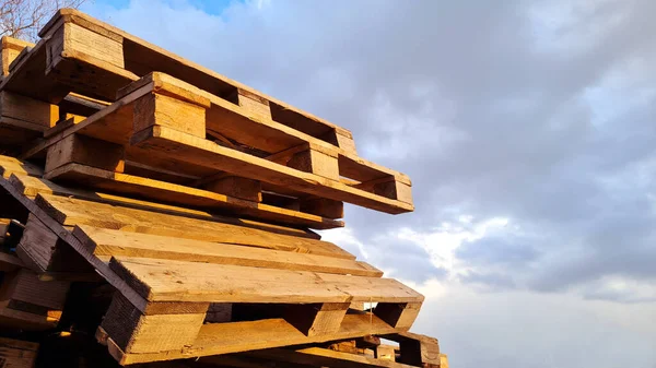 Grupo Paletas Madera Usadas Antiguas Apilan Aire Libre Almacén Empresa — Foto de Stock