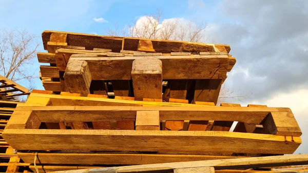 Stapel Alter Gebrauchter Holzpaletten Freien Lager Des Frachtanlieferungsunternehmens Auf Bewölktem — Stockfoto