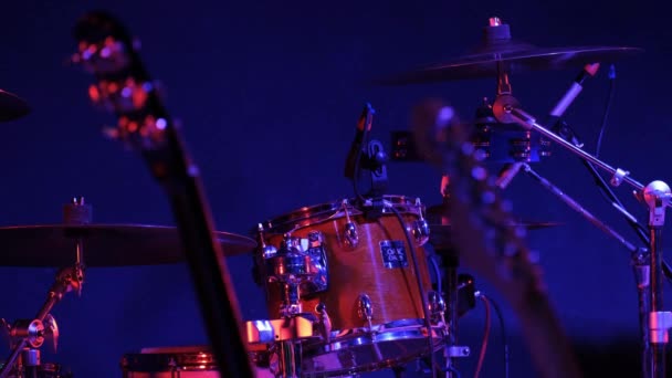 Красные барабаны и 2 гитары на пустой сцене перед концертом — стоковое видео