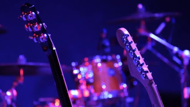 Duas guitarras e tambores vermelhos estão em um palco vazio antes de um concerto — Vídeo de Stock