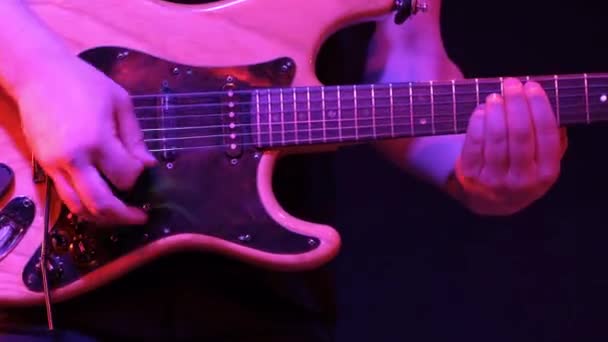 Σόλο Κιθαρίστας Που Παίζει Ηλεκτρική Κιθάρα Ροκ Συναυλία Κλαμπ Κόκκινος — Αρχείο Βίντεο