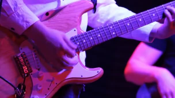 Muž Rytmus Kytarista Hrající Elektrickou Kytaru Rockovém Koncertě Klubu Červené — Stock video