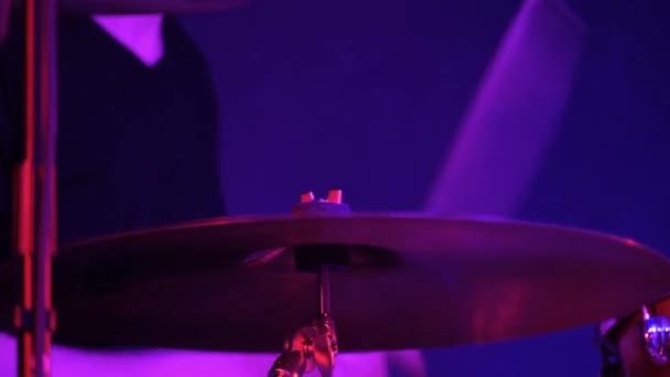 Hombre Baterista Tocando Una Batería Concierto Rock Club Iluminación Roja — Vídeo de stock