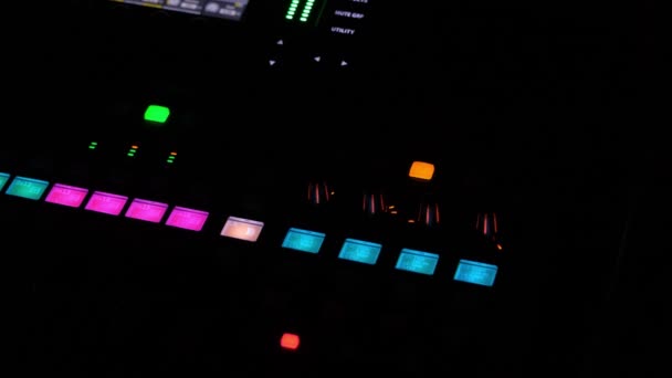 在音响控制台的面板上闪烁灯光 俱乐部音乐会上的录音设备 数码音频混音器特写 — 图库视频影像