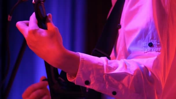 Mann Rhythmusgitarrist Spielt Akustikgitarre Auf Einem Rockkonzert Einem Club Rotes — Stockvideo