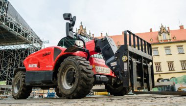 Şehir caddesinde bir sahne inşaatında 