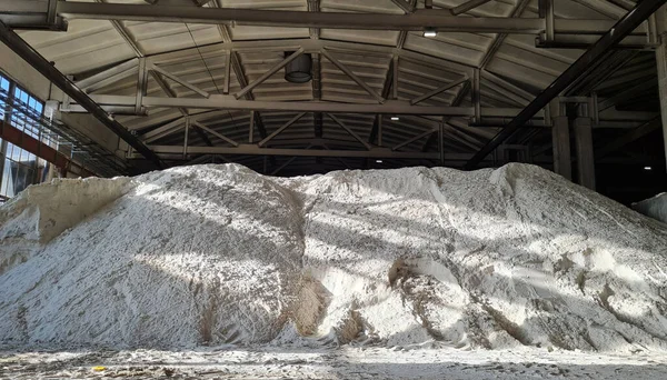 Kimyasal fabrika deposunda amonyum sülfat tozu yığını. Tarım endüstrisi için mineral organik gübreler.