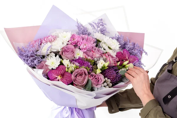 Žena Květinářství Uniformě Držet Velké Květiny Kytice Fialové Růže Izolováno — Stock fotografie