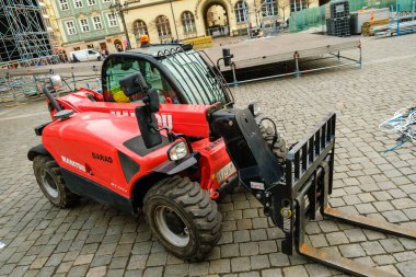 Eski bir şehir merkezindeki sahne inşaatında ön yükleyici veya forklift 