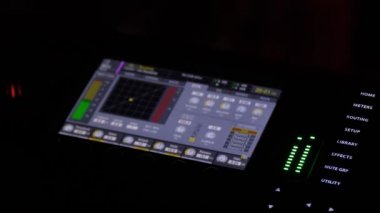 Ses konsolunun üzerinde yanıp sönen ışıklar. Bir kulüpteki konserde ses kayıt cihazı. Dijital ses karıştırıcı yakın plan.