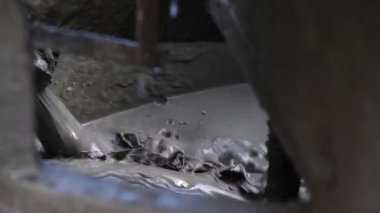 İnşaat alanındaki endüstriyel karıştırma makinesinde sıvı beton karışımı. İnşaat endüstrisi video geçmişi.