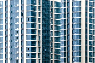 Yeni bir apartmanın ön cephesindeki birçok pencereyi kapatın. Arkaplan için.