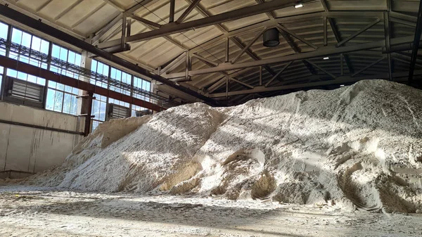 化学工場の倉庫内に硫酸アンモニウム粉末の山 農業用鉱物有機肥料 — ストック写真