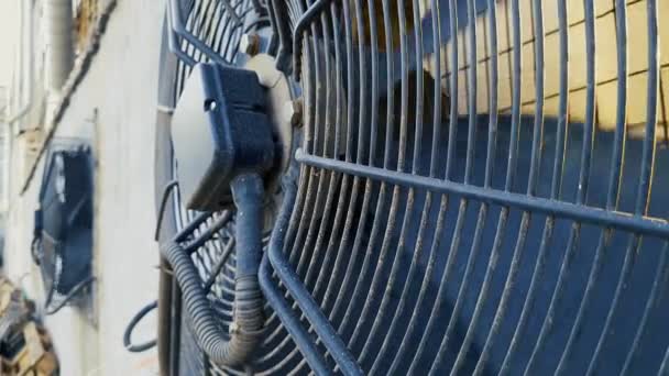Grande ventilatore industriale primo piano sulla fabbrica. Ventilazione di impianti industriali. — Video Stock