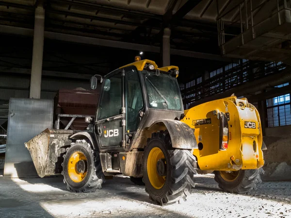 袋装装机Jcb在一个矿用有机肥仓库里 在工厂工作的重型机械 Kryvyi Rih Ukraine July 2021年 — 图库照片
