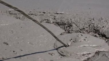 Zemin termal ısınma ve binanın ses yalıtımı için sıvı tek katlı betonla doluyor..