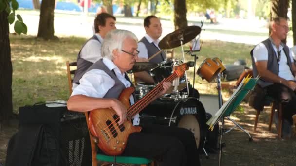 Férfi Zenészek Ülnek Gitározni Dobolni Városi Zenekarban Fellépő Ünnepi Koncert — Stock videók