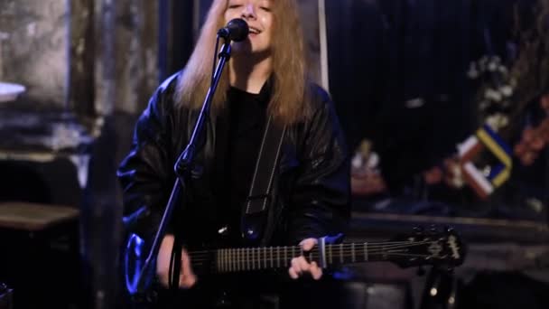 Junge Straßenmusikerin Spielt Einer Nächtlichen Stadt Rockmusik Mädchen Singen Ein — Stockvideo