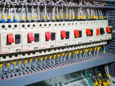 Otomasyon kontrol endüstriyel sistem elektrik dolabında arka arkaya mıknatıs başlatıcıları grubu