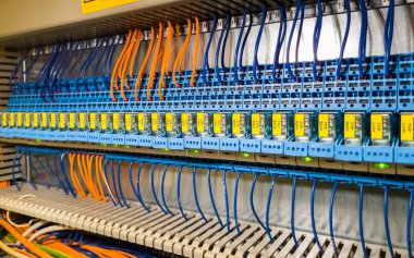 Otomasyon dolandırıcılığının elektrik dolabında arka arkaya bir grup röleler.